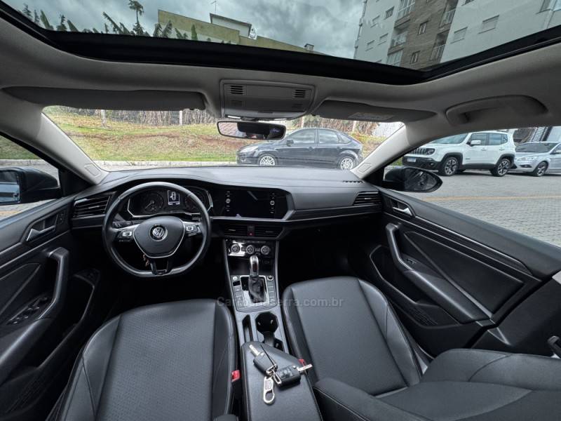 VOLKSWAGEN - JETTA - 2018/2019 - Cinza - R$ 109.990,00