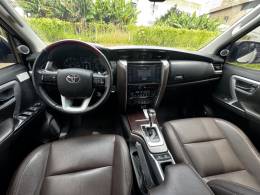 TOYOTA - HILUX SW4 - 2017/2017 - Branca - R$ 214.990,00