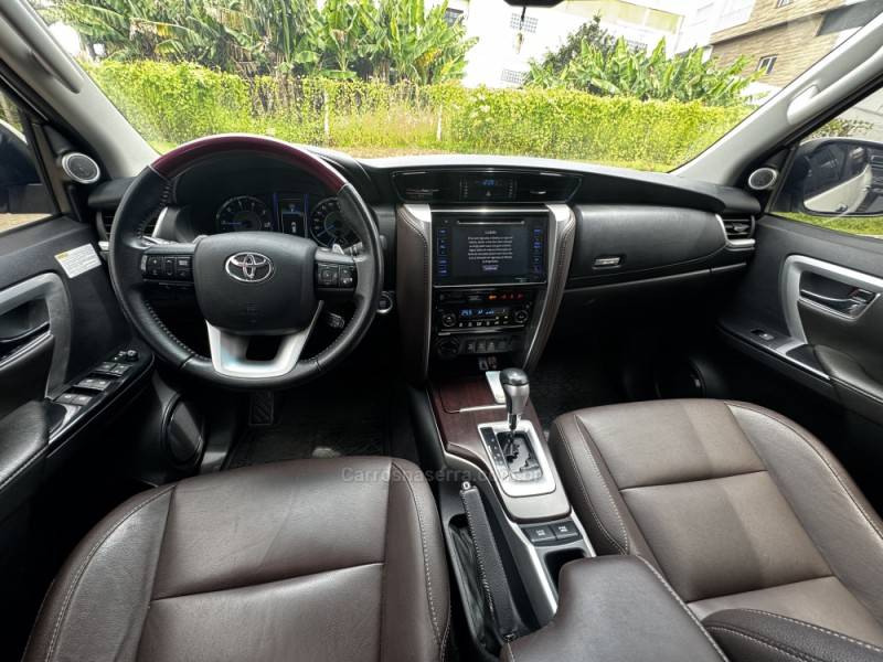 TOYOTA - HILUX SW4 - 2017/2017 - Branca - R$ 214.990,00