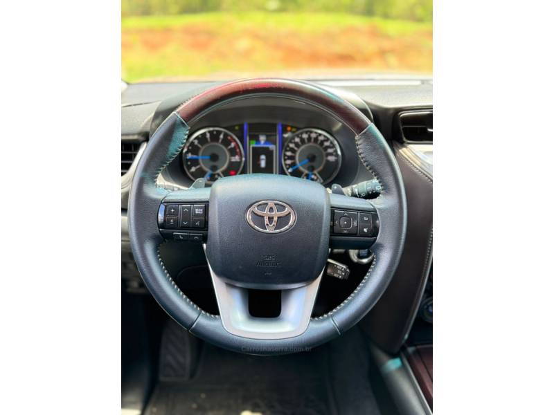 TOYOTA - HILUX SW4 - 2018/2019 - Prata - R$ 254.990,00