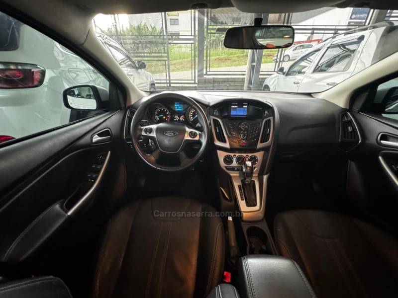 FORD - FOCUS - 2014/2015 - Branca - R$ 53.990,00