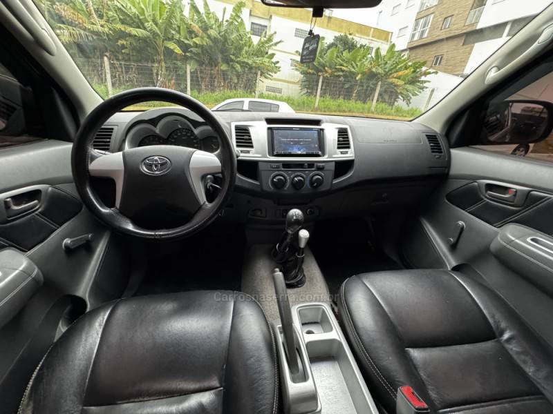 TOYOTA - HILUX - 2012/2012 - Prata - R$ 109.990,00
