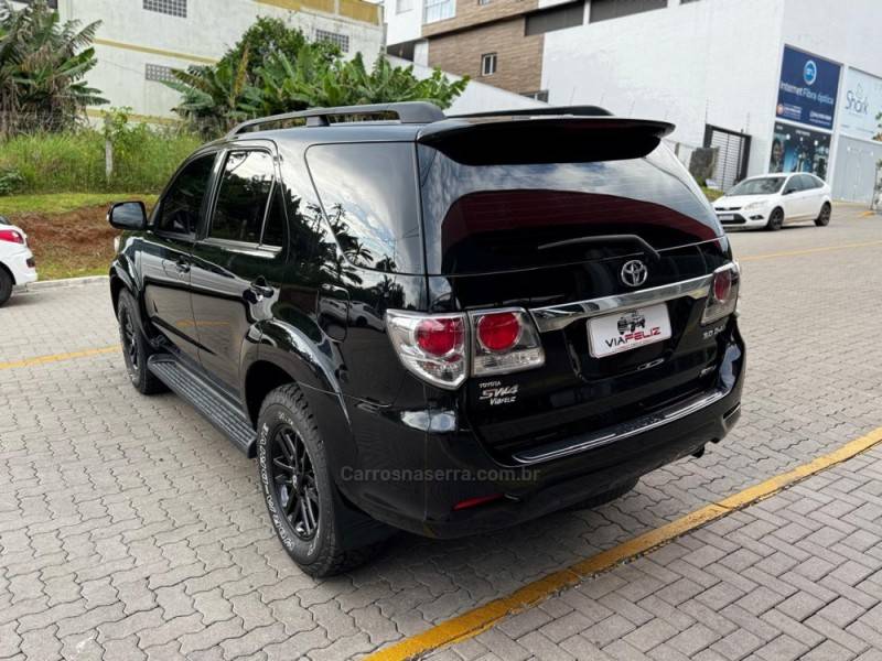 TOYOTA - HILUX SW4 - 2011/2012 - Preta - R$ 144.990,00