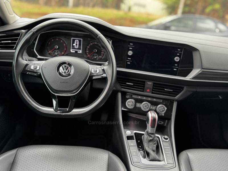 VOLKSWAGEN - JETTA - 2018/2019 - Cinza - R$ 109.990,00