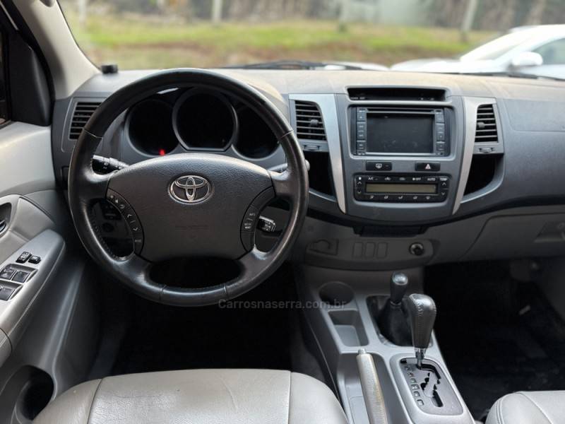 TOYOTA - HILUX - 2011/2011 - Branca - R$ 119.990,00