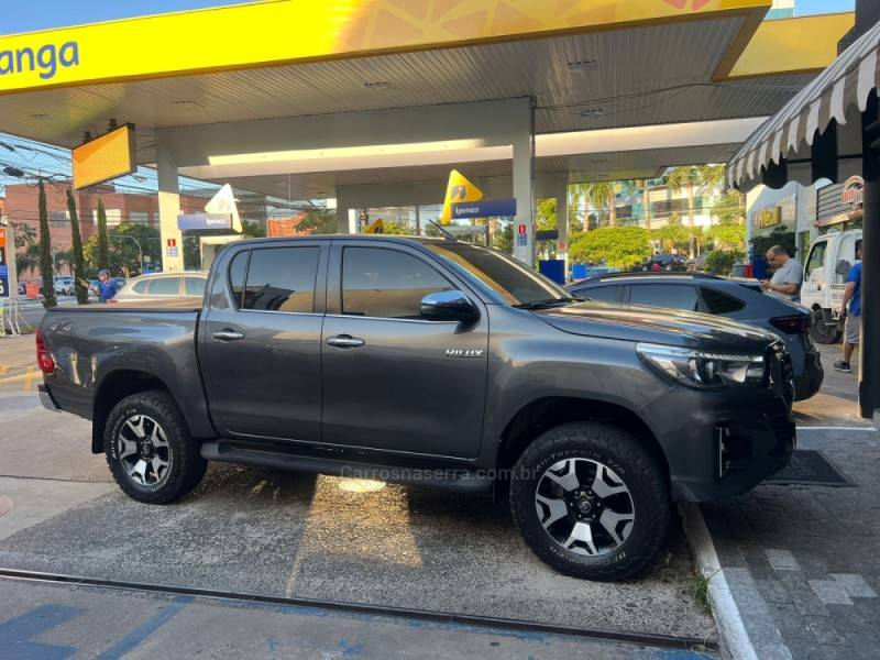 TOYOTA - HILUX - 2019/2020 - Cinza - R$ 219.990,00