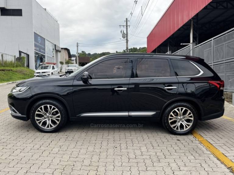 MITSUBISHI - OUTLANDER - 2015/2016 - Preta - R$ 119.990,00