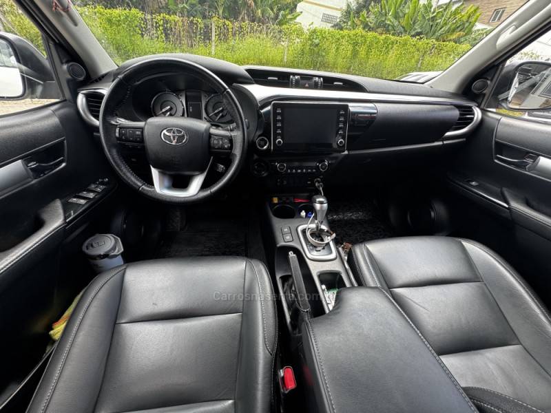 TOYOTA - HILUX - 2021/2021 - Branca - R$ 219.990,00