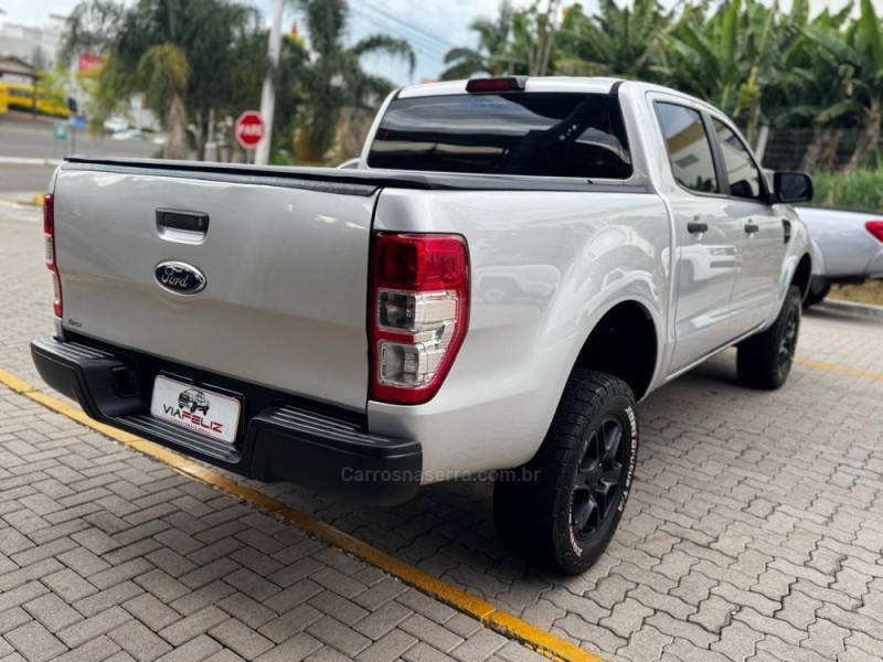 FORD - RANGER - 2016/2017 - Prata - R$ 106.990,00