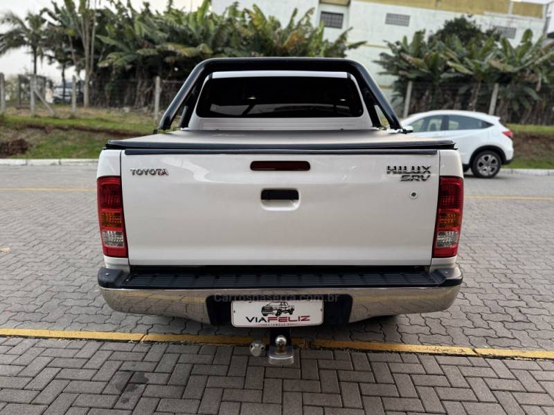 TOYOTA - HILUX - 2011/2011 - Branca - R$ 119.990,00