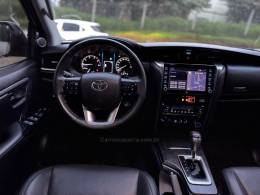 TOYOTA - HILUX SW4 - 2022/2022 - Prata - R$ 309.990,00