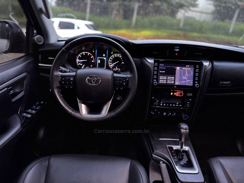 TOYOTA - HILUX SW4 - 2022/2022 - Prata - R$ 309.990,00