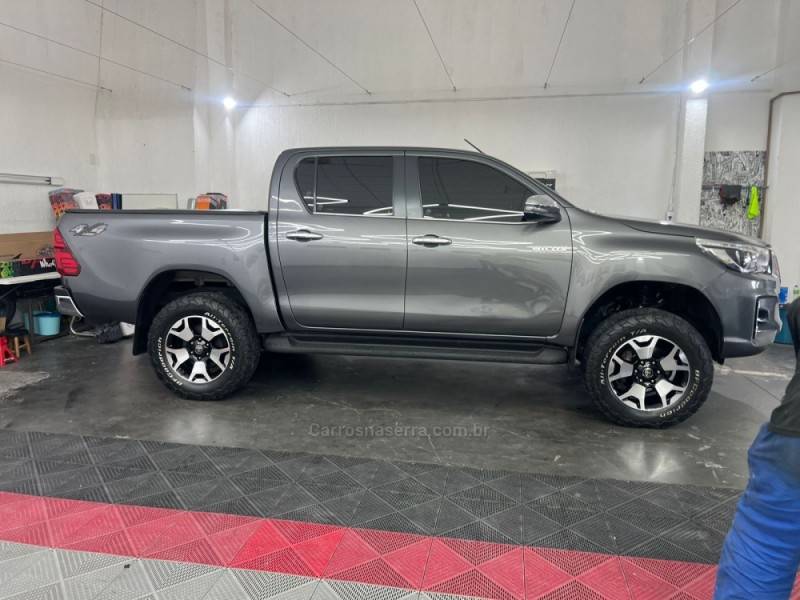 TOYOTA - HILUX - 2019/2020 - Cinza - R$ 219.990,00