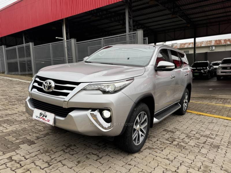 TOYOTA - HILUX SW4 - 2016/2016 - Prata - R$ 214.990,00