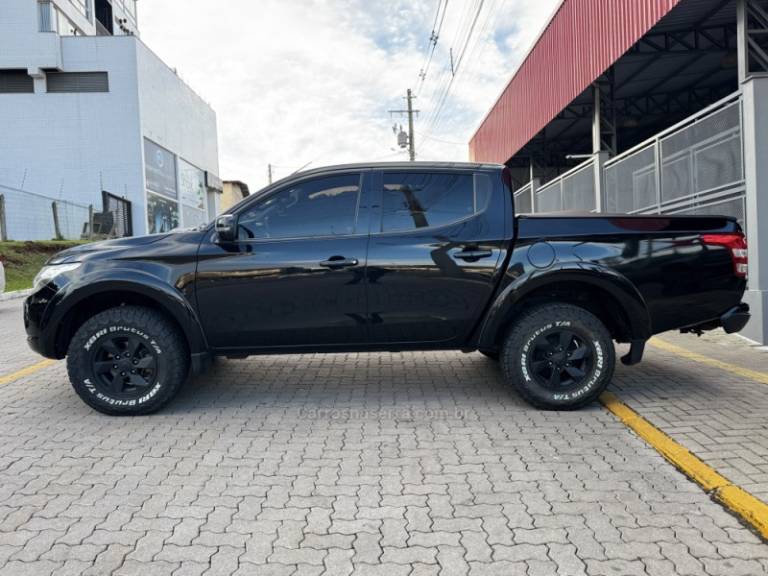MITSUBISHI - L200 TRITON - 2016/2017 - Preta - R$ 144.990,00