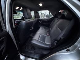 TOYOTA - HILUX SW4 - 2022/2022 - Prata - R$ 309.990,00