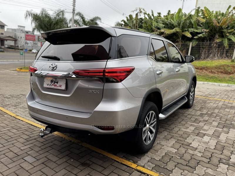 TOYOTA - HILUX SW4 - 2016/2016 - Prata - R$ 214.990,00