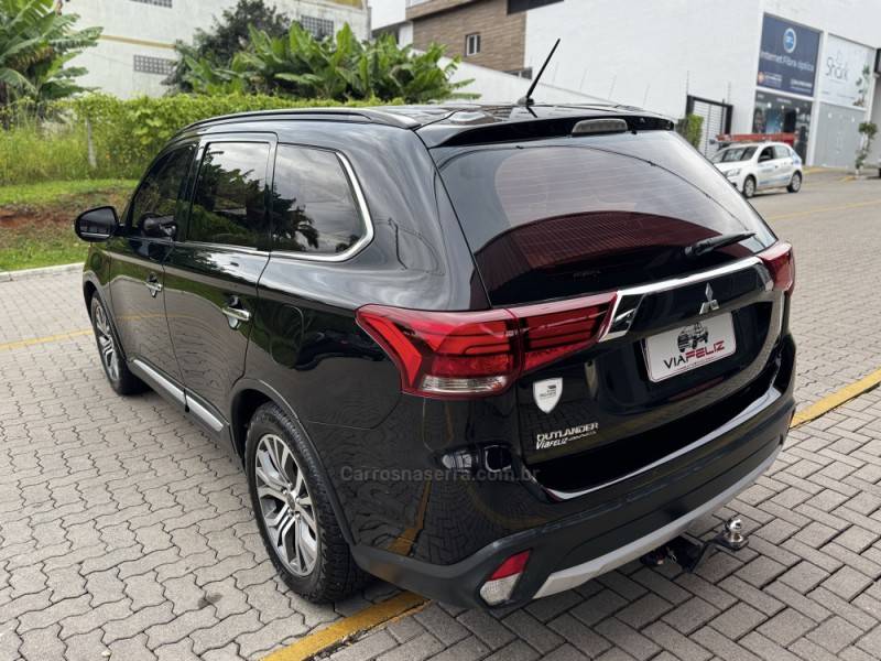 MITSUBISHI - OUTLANDER - 2015/2016 - Preta - R$ 119.990,00