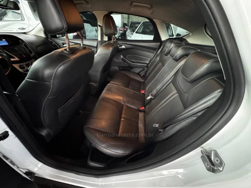 FORD - FOCUS - 2014/2015 - Branca - R$ 53.990,00