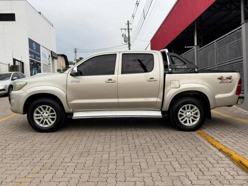TOYOTA - HILUX - 2012/2013 - Bege - R$ 133.990,00