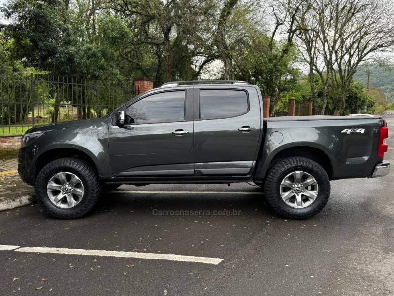 CHEVROLET - S10 - 2016/2017 - Cinza - R$ 154.990,00